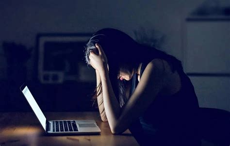 Γνωστό μοντέλο έπεσε θύμα revenge porn από τον σύντροφό της Ντρεπόμουν να κυκλοφορήσω δεν