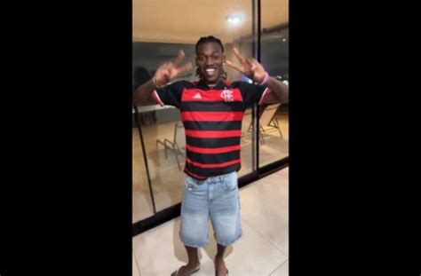 Craque do Milan curte férias camisa do Flamengo Deus na defesa e