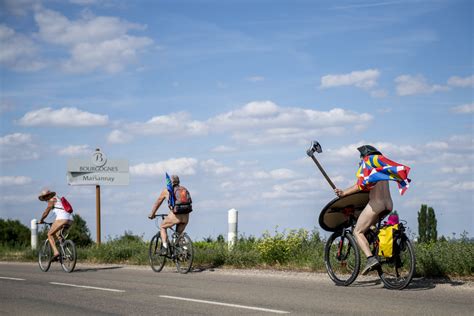 Côte dOr World Naked Bike Ride des cyclistes se mettent nus pour le climat