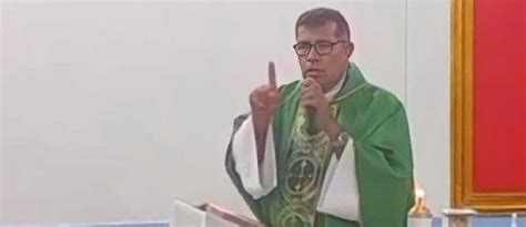 Un Sacerdote Colombiano Se Despacha Contra Un Reinado Gay Durante Una Misa