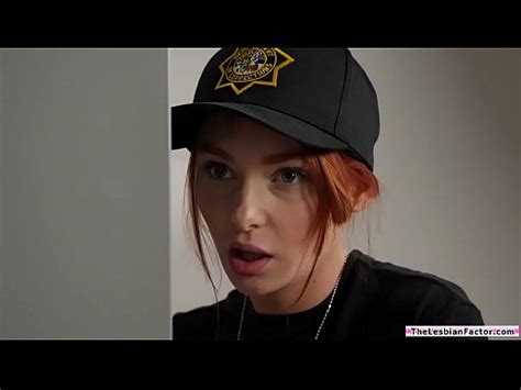 Policía lesbiana tijereta con personal de oficina XVIDEOS