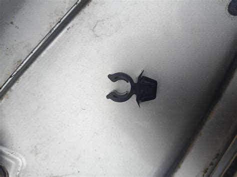 Мелочи в деталях.Держатель упора капота! — Chevrolet Niva, 1,7 л, 2004 ...