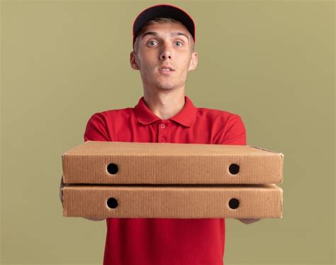 Impressionné Jeune Livreur Blonde Détient Des Boîtes De Pizza Sur Vert