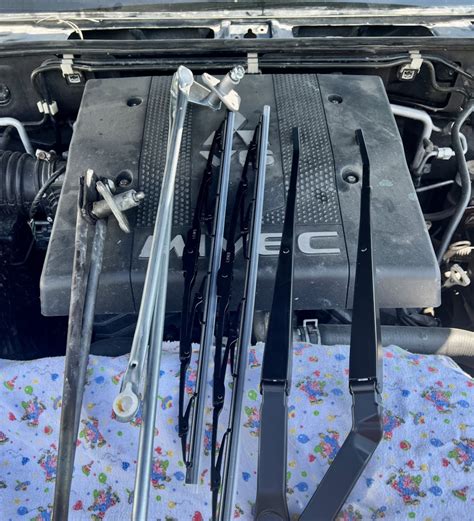 Замена трапеции стеклоочистителя — Mitsubishi Pajero (4G), 3,8 л, 2007 ...