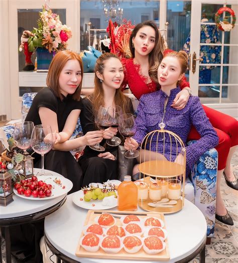 Vợ Tuấn Hưng hot girl Huyền Baby tề tựu chúc mừng Á hậu Trang Nhung