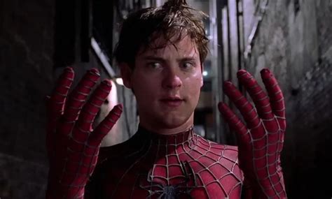 Esto Es Lo Que Hace Tobey Maguire Con Los Trajes De Spider Man Que