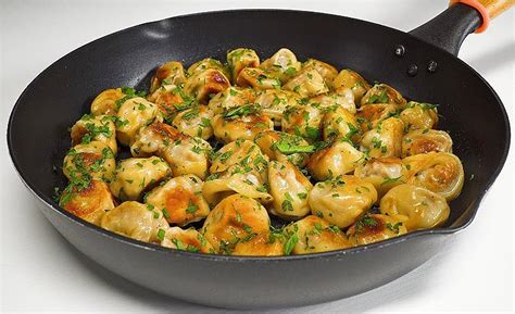 Жареные пельмени на сковороде - 8 пошаговых рецептов