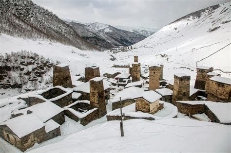 Qual O Melhor Shampoo Com Biotina - Premium Photo | A view of the snowy Svan towers in the Georgian village ...