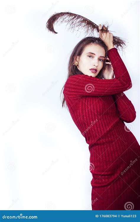 Jovencita Brunette Dama Moda Chica Vestida De Rojo Con El Concepto De Feather Elegante People