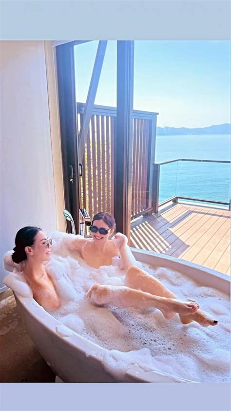 Trà Ngọc Hằng rủ rê bạn thân bán nude sương sương trong bồn tắm nhìn thôi cũng đủ mê hoặc