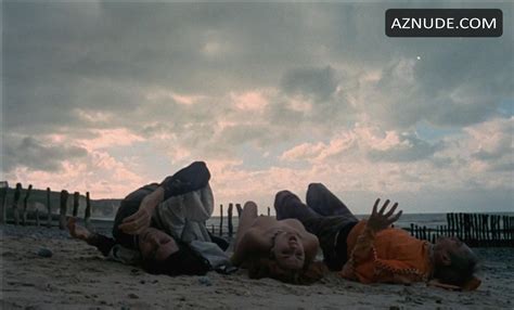 LE FRISSON DES VAMPIRES NUDE SCENES AZNude