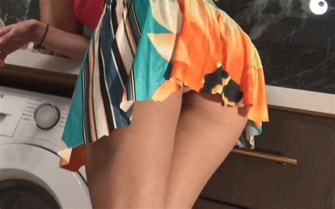 Hete Schattige Brunette Babe In De Keuken Eerst Met Slipje En Ze Pakt Haar Ondergoed En Buigt