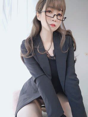 Backside Peek Porn Pic