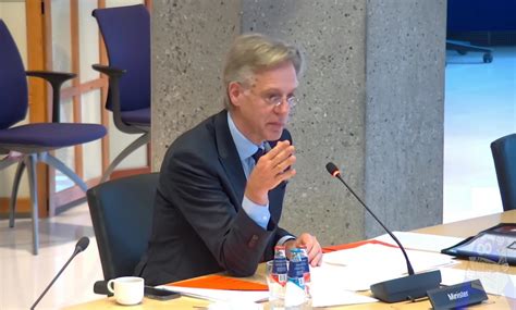 Minister Dijkgraaf Internationale Studenten Moeten Nederlands Leren