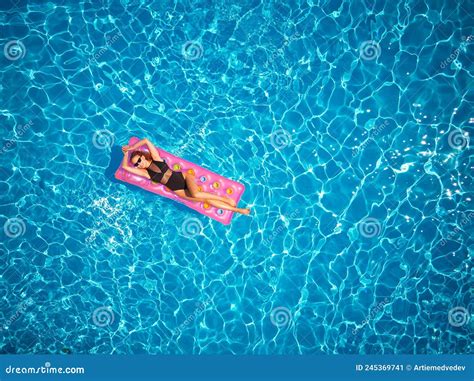 Faire Belle Fille En Bikini Chilling Sur Matelas Rose Gonflable Dans La Piscine Femme Chaude