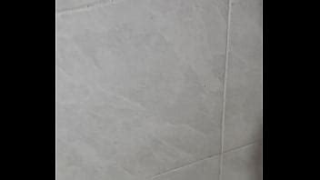 Me la jalo en el baño XVIDEOS