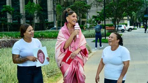 Sabrina Sato Aparece Vestida De Vagina Gigante Em Rua De SP Fotos