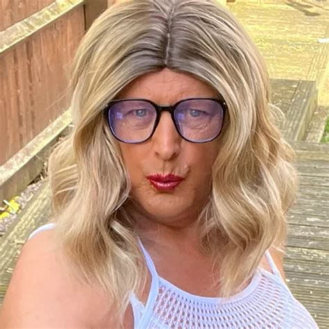 Amateur crossdresser kellycd2022 sexy milf noche masturbándose al aire libre masturbación grande