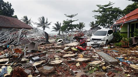 tsunami hits  warning  indonesia killing