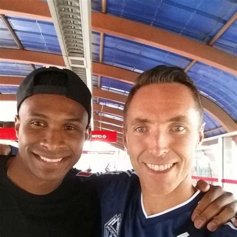 Leandrinho E Steve Nash Duelam Em Partida De Futebol Beneficente No Rio