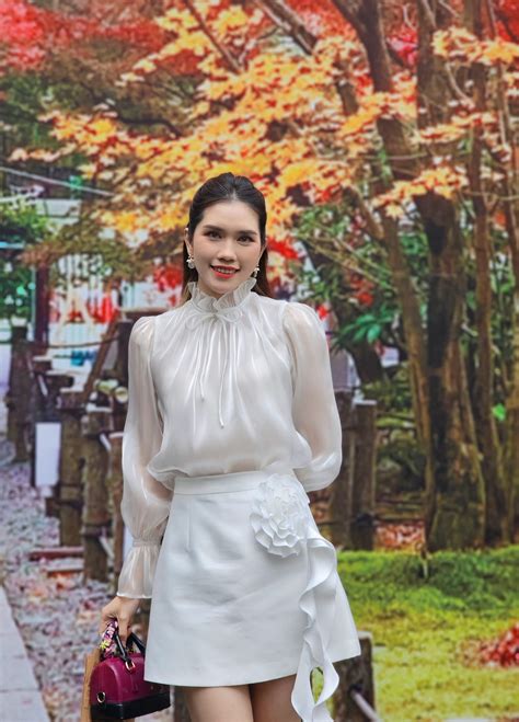 Nhan sắc vợ hot girl kém 13 tuổi của Phó Giám đốc Trường quay Cổ Loa