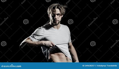 Joven Sexy Y Apuesto Hombre Desnudo De Fondo Oscuro Gay Seductor Imagen De Archivo Imagen De