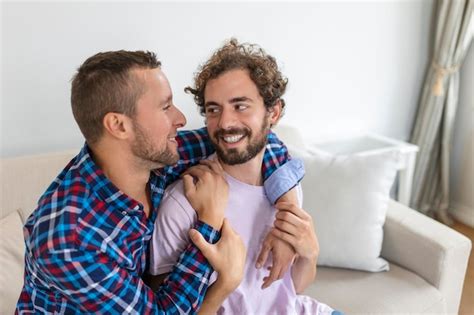 Alegre Joven Pareja Gay Sentados Juntos Dos Afectuosos Amantes Masculinos Sonriendo Alegremente