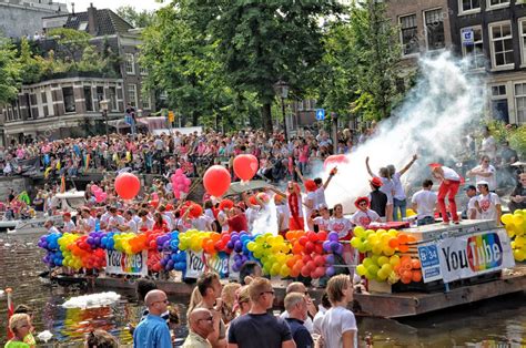 Ámsterdam Holanda 04 de agosto de 2012 La gente celebra el desfile gay celebración en los