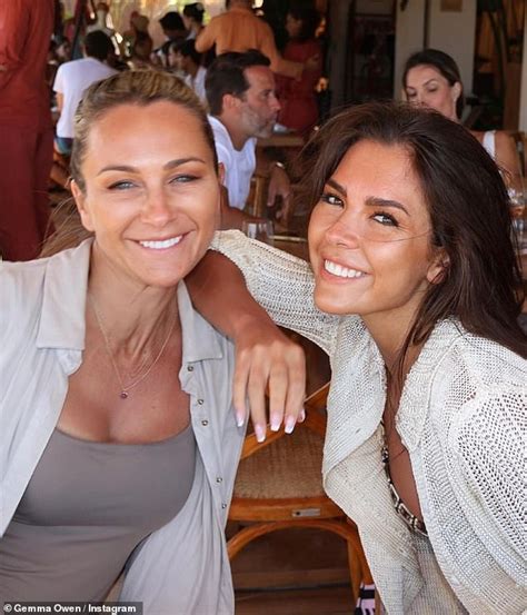 Gemma Owen muestra su increíble figura en un diminuto bikini mientras
