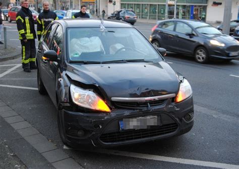 Wiesbadenaktuell Zwei Verletzte Nach Kollision Auf Kreuzung