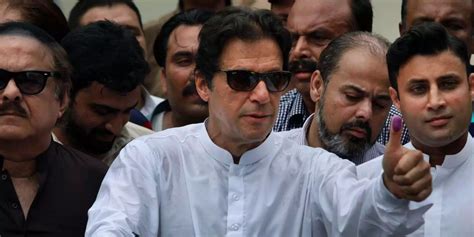 Wahlen In Pakistan Imran Khan Erklärt Sich Zum Wahlsieger