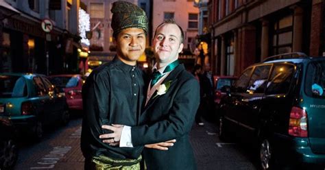 Ariff Alfian Rosli Gay Melayu Kahwin Di Dublin Debotnogori