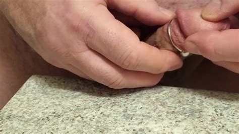 Frenum Jewelry Change 紫色杠铃与巨大的尿道环 Pornhub Gay