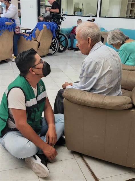 Se suman voluntarios para ayudar a adultos mayores en Torreón El