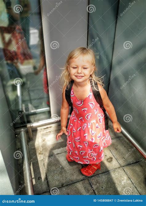 Zacht Blonde Europees Meisje In Een De Zomer Lichtrose Kleding In Dynamica Van Beweging In Zacht