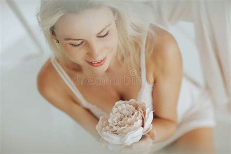 Femme Blonde De Portrait Posant Dans La Lingerie Blanche Image Stock Image Du Adulte