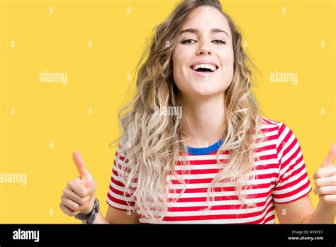 Sch Ne Junge Blonde Frau Ber Isolierte Hintergrund Erfolg Zeichen Tun Positive Geste Mit Der