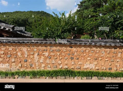 Traditional Korean House Wall Stock Photo Alamy