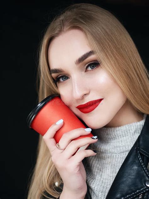 Elegante Positive Blonde Frau Mit Den Hellen Vibrierenden Roten Lippen Des Modischen Makes Up In