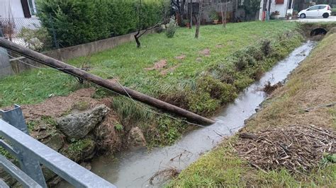 Forti Raffiche Di Vento Crolla Un Palo Di Enel Massima Cautela Nelle