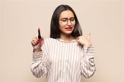 Joven latina sintiéndose estresada ansiosa cansada y frustrada tirando del cuello de la