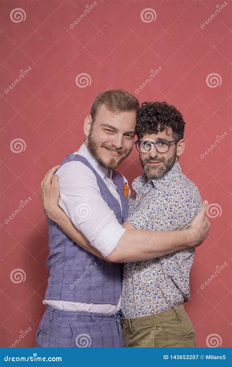 Dos Hombres Pareja Gay Buscando C Mara Imagen De Archivo Imagen De Junto Joven