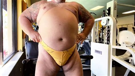 El Entrenador De Toro Muscular De Lucha Libre Sopla Una Carga De Entrenamiento En El Gimnasio