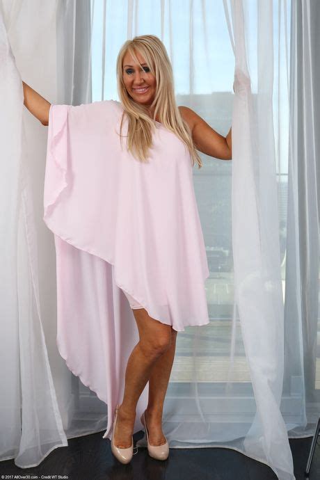 Blonde MILF Mia Makepeace Shows Her Big Tits And Spreads Her Pussy