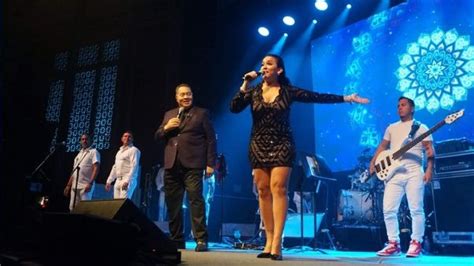 Grammy Daniela Darcourt Asisti Como Invitada De Tito Nieves A La