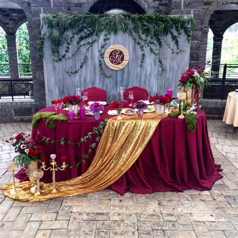 Декор стола молодожен в цвете марсала | Стол жениха и невесты свадьба ...