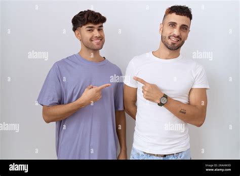 Homosexuel Gay Couple Debout Sur Fond Blanc Gai Avec Un Sourire Sur Le Visage Pointant Avec La