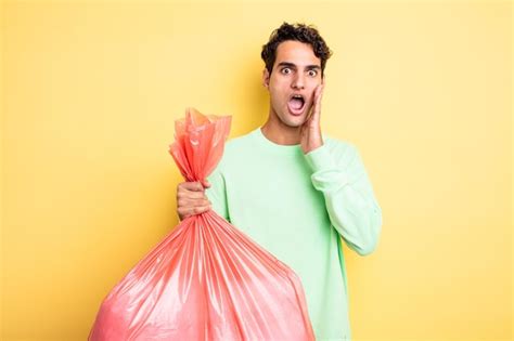 Hombre Guapo Joven Que Se Siente Conmocionado Y Asustado Concepto De