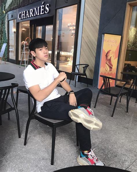 Hot boy cao 1m78 bị Miu Lê hành lên bờ xuống ruộng trong MV mới hoá ra là bạn của Đức Chinh