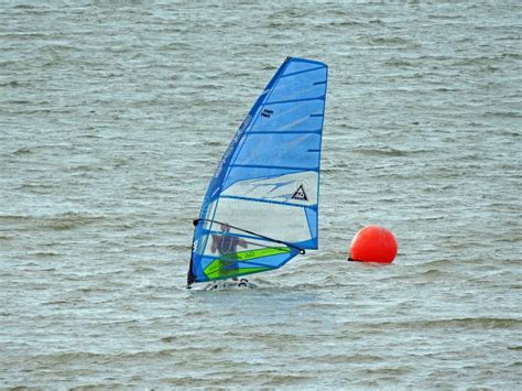 Windsurf De La Persona Que Practica Surf De La Cometa Imagen De Archivo